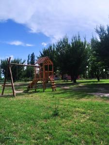 un parque infantil con columpio de madera en Finca La Codiciada en San Rafael