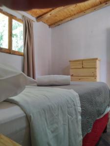 1 dormitorio con 1 cama con tocador y ventana en Finca La Codiciada en San Rafael