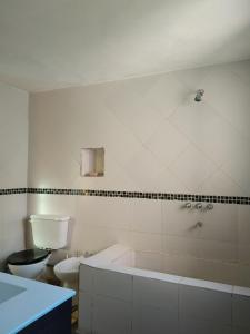 baño blanco con bañera y aseo en Finca La Codiciada en San Rafael