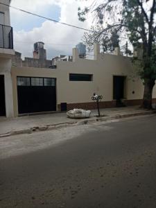 un edificio al lado de una calle con una calle en Mari mari en Gualeguaychú