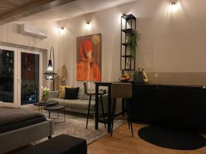 a living room with a table and a couch at Stay at Smilla - Boutique Apartments mit Küche - Parken - Klima - Netflix - Waschmaschine in Wiesbaden