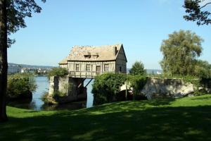 a house on a bridge over a body of water at Studio de Célestine in Vernon