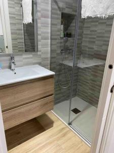 bagno con doccia e lavandino di Agradable casa rural entre Pontevedra y Arcade a Pontevedra