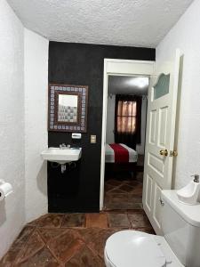 ein Badezimmer mit einem weißen WC und einem Waschbecken in der Unterkunft GRUPO MARMIL 