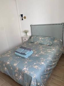 um quarto com uma cama com um edredão azul em Agradable casa rural entre Pontevedra y Arcade em Pontevedra