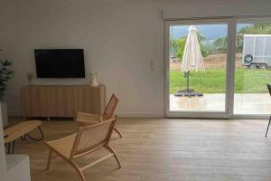 sala de estar con TV y sombrilla en Agradable casa rural entre Pontevedra y Arcade, en Pontevedra