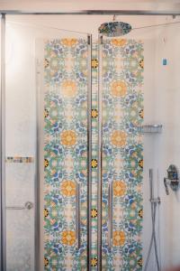 LongobardiにあるVilla Le Palmeの模様入りの壁のバスルーム(シャワー付)