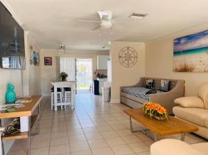 ein Wohnzimmer mit einem Sofa und einem Tisch in der Unterkunft Cheerful home with two Bedrooms in Cape Coral