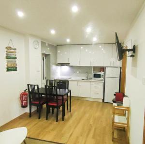 a kitchen and dining room with a table and chairs at Herama Garden Guesthouse in Vila Nova de Gaia