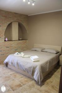 1 dormitorio con 1 cama grande y toallas. en Casa Vacanze Donna Erminia, en Calitri