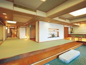 une grande pièce vide avec un canapé au milieu dans l'établissement Oishiya, à Ise