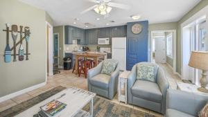 Khu vực ghế ngồi tại Leo's Hideaway