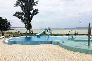 una piccola piscina con scivolo di Sa-Lak Balatonszemes a Balatonszemes
