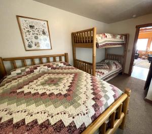 um quarto com uma cama com uma colcha em Stay Twin Lakes Cottage em Twin Lakes