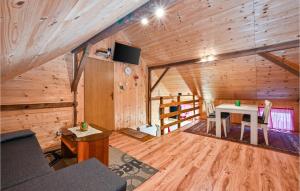 Μια τηλεόραση ή/και κέντρο ψυχαγωγίας στο Gorgeous Home In Prosenik Gubasevski