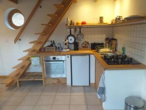 cocina con fregadero y fogones en una habitación en Mon chalet au cœur des Cévennes, en Vébron