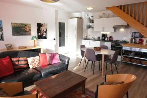 a living room with a couch and a table at Appartement Le Golf in Wimereux