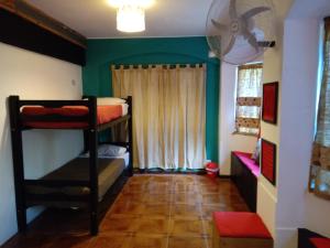 Двухъярусная кровать или двухъярусные кровати в номере Merlo Hostel