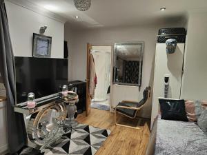 a living room with a bike in a room at GRAVESEND - BEAUTIFUL Studio in Kent