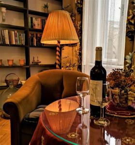 sala de estar con sofá y mesa con copas de vino en Locomotive Hostel, en Budapest