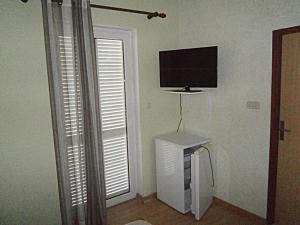 TV a/nebo společenská místnost v ubytování Apartments & Rooms Tony