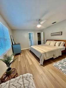 una camera con un grande letto e una pianta in vaso di Spacious Gainesville Getaway with Pool and large private yard a West Hills