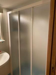 box doccia in bagno accanto a lavandino di Al Borgo Catania a Catania