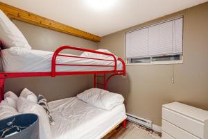 Un dormitorio con dos literas y una ventana. en Snow Pines & Ice and Cozy, en Big White