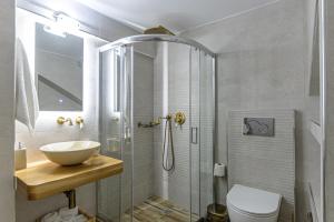 Koupelna v ubytování Naxian Nest 2BR Apart Near Beach - Semi Basement
