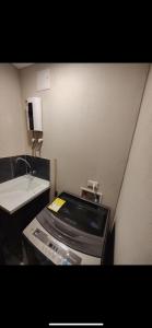baño pequeño con lavabo y fax en R6/ Amplió loft en la Candelaria, en Bogotá