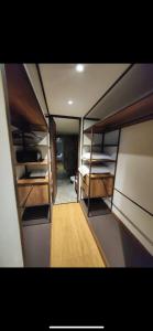 Bunk bed o mga bunk bed sa kuwarto sa R6/ Amplió loft en la Candelaria