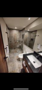Phòng tắm tại R6/ Amplió loft en la Candelaria