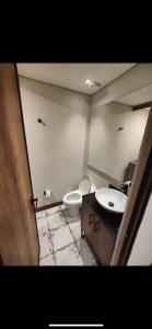 Um banheiro em R6/ Amplió loft en la Candelaria