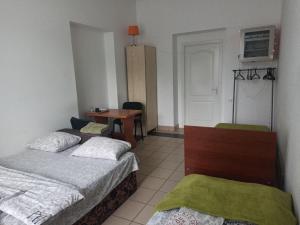 Postel nebo postele na pokoji v ubytování Старий Дворик,кімнати біля жд вокзалу