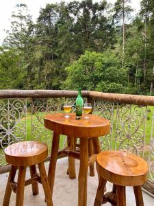 雷森迪德馬烏阿的住宿－CasaMauá，阳台上的木桌和两杯葡萄酒