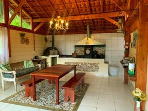 雷森迪德馬烏阿的住宿－CasaMauá，厨房配有木桌和炉灶。
