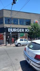 eine Straße mit Autos vor einem Burger King in der Unterkunft ALICIA V. in Villa Ballester