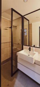 y baño con lavabo blanco y espejo. en Elegant 1-bedroom apartment in San Isidro - Peru (65m2), en Lima