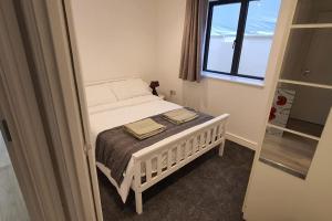 Ένα ή περισσότερα κρεβάτια σε δωμάτιο στο Daisy Lodge - Spacious Two Bed Flat - Parking, Netflix, WIFI - Close to Blenheim Palace & Oxford - F1