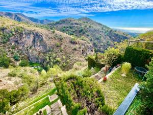 vista dalla cima di una montagna di Apartamentos Axarquia , Frigiliana, terraza privada con vistas a la montaña rio y al mar a Frigiliana