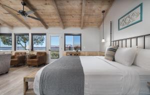 ein Schlafzimmer mit einem großen Bett und ein Wohnzimmer in der Unterkunft Sky Ranch Lodge in Sedona
