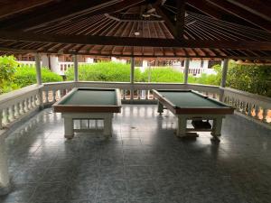 2 mesas de ping pong en un patio en Cabañas Mar de Coveñas, en Coveñas