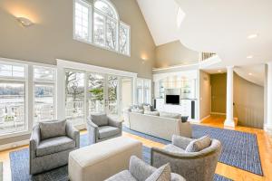 una sala de estar con un sofá y sillas en Annapolis Bay Ridge Retreat, en Annapolis