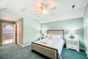 - une chambre avec un lit et un ventilateur de plafond dans l'établissement Annapolis Bay Ridge Retreat, à Annapolis