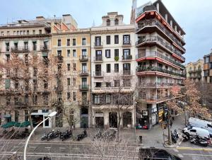バルセロナにあるLolita BCN Apartment en el Eixampleの通り沿いのアパートメント