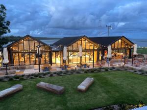 赫斯基森Huskisson Hotel的有很多窗户的大楼
