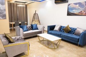 a living room with couches and a table at RESIDENCE KARMA in Ouagadougou