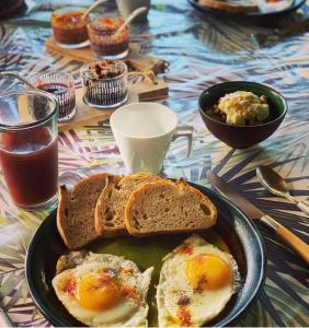 une assiette d’œufs et de pain sur une table dans l'établissement Fare Haurevaiti Moorea, à Paopao