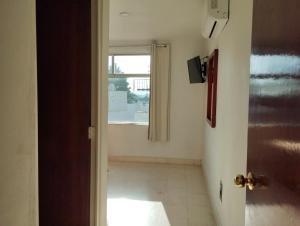 pasillo con puerta y ventana en una habitación en Hotel Villa Esmeralda en Cuautla Morelos