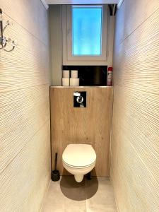 ein kleines Bad mit einem WC und einem Fenster in der Unterkunft Luxury Dreams Balneo in Le Cannet